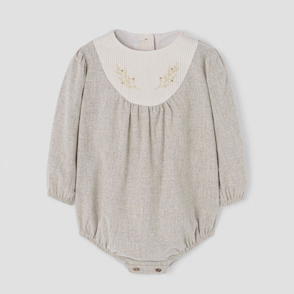 Popelin romper sand with embroidered yoke || 2.1